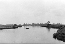 842818 Gezicht over de rivier de Eem ter hoogte van de Grote Melm te Soestdijk (gemeente Soest), vanaf een boot. Op de ...